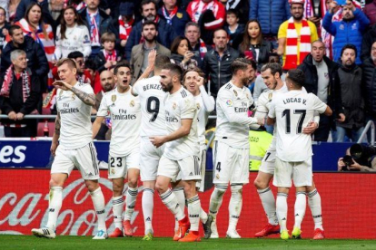 Los jugadores del Madrid celebran el tercer gol el Atlético en el Metropolitano.