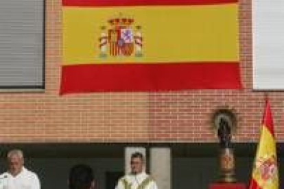 Una bandera nacional presidió la Misa en el patio del cuartel