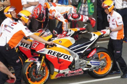 Marc Márquez salta de una Honda otra Honda, en el ensayo de cambio de moto en Doha.