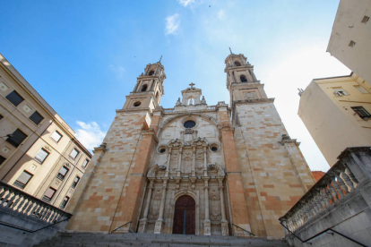 Fachada de San Juan y San Pedro de Renueva, traída del antiguo Monasterio de Eslonza. MIGUEL F. B.
