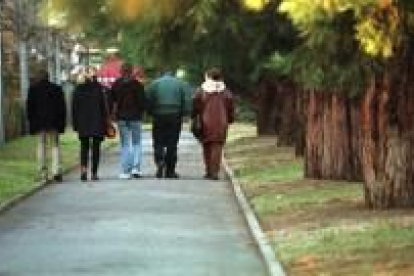 Un grupo de mujeres maltratadas pasean por un parque de León.