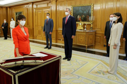 La nueva ministra de Política Territorial y portavoz del Gobierno, Isabel Rodríguez, promete su cargo ante el Rey Felipe VI en un acto celebrado este lunes en el Palacio de La Zarzuela, en Madrid. EFE/Ballesteros POOL