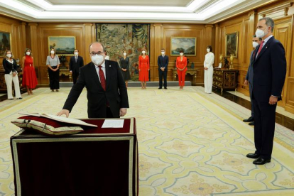 El nuevo ministro de Cultura y Deporte, Miquel Iceta, promete su cargo ante el Rey Felipe VI en un acto celebrado este lunes en el Palacio de La Zarzuela, en Madrid. EFE/Ballesteros POOL