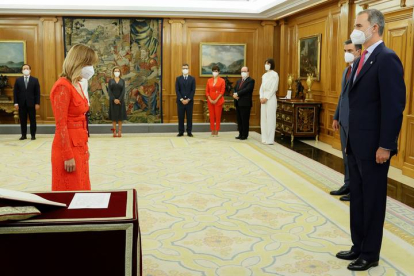 La nueva ministra de Educación y Formación Profesional , Pilar Alegría, promete su cargo ante el Rey Felipe VI en un acto celebrado este lunes en el Palacio de La Zarzuela, en Madrid. EFE/Ballesteros POOL