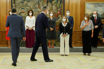 El rey Felipe VI saluda a la vicepresidenta Teresa Ribera (d), momentos antes de la foto de familia tras el acto de toma de posesión de los nuevos miembros del equipo de Gobierno en un acto celebrado este lunes en el Palacio de La Zarzuela, en Madrid. EFE/Ballesteros POOL