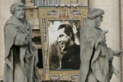 Fotografía del padre Hurtado en la Plaza de San Pedro en Roma