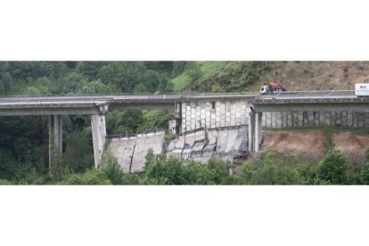 Estado en el quedó el viaducto del Castro. ELISEO TRIGO