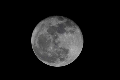 Es la primera vez que se encuentra agua en la Luna con la utilización del telescopio Sofía. BIENVENIDO VELASCO