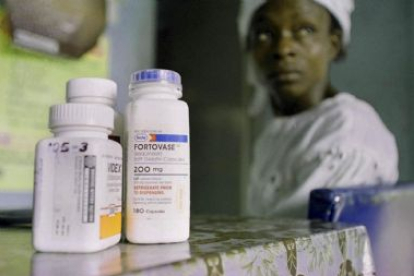 Una mujer nigeriana espera de que le sean administrados unos fármacos contra el sida