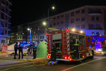 El incendio ha puesto en alerta al barrio de La Serna. RAMIRO