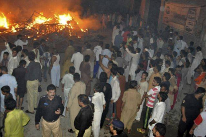 Un centenar de personas acude al lugar en el que una mujer y dos niñas fallecieron en un ataque contra una comunidad de la minoría ahmadi, en la ciudad de Gujranwala, en la provincia del Punyab (Pakistán), en la madrugada de este lunes.