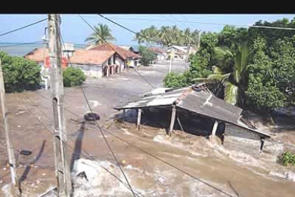 En total, el tsunami ha provocado destrozos y muertes en diez países. Sri Lanka, después de Indonesia, es uno de los más afectados.