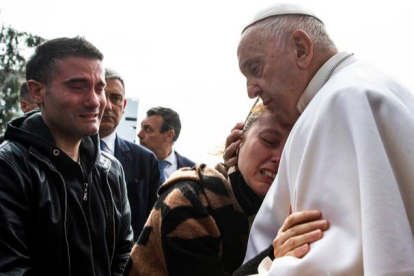 El papa Francisco abraza a una mujer tras abandonar hoy el hospital Gemelli de Roma en el que permanecía ingresado desde el pasado miércoles a causa de una bronquitis EFE/ANGELO CARCONI