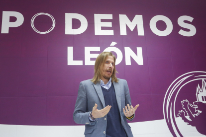 El secretario general de Podemos Castilla y León, Pablo Fernández, ofrece una rueda de prensa en la capital leonesa