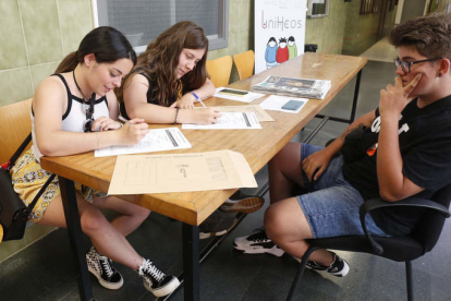 Estudiantes formalizando su matrícula en la Universidad de León a mediados de julio