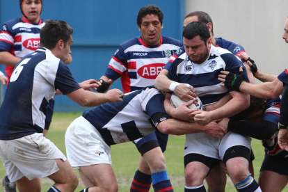 Herreras, el capitán de Bierzo Rugby, intenta lanzar en un maul ante los gallegos.