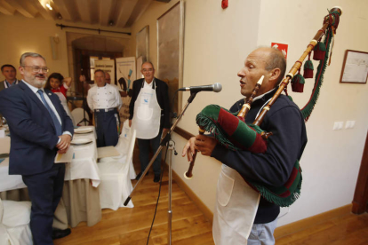 La Fiesta del Desarme de Oviedo comenzó este pasado miércoles y se extenderá hasta el próximo 22 de octubre. Un programa lleno de actividades que cada año cautiva a más leoneses. De hecho, el evento se presentó en León esta misma semana.  RAMIRO/DL