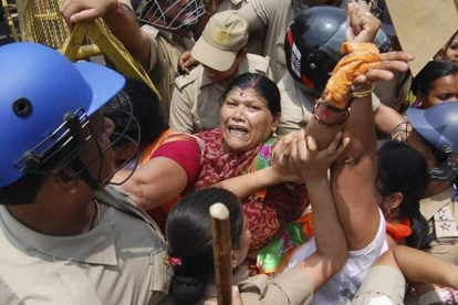 Disturbios entre la policia y los simpatizantes del Bharatiya Janata Party (BJP), en Lucknow.