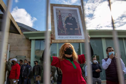 Una marroquí sostiene el retrato de Mohamed VI. JULIO MUÑOZ