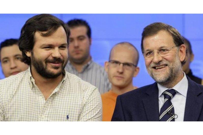 El presidente del Gobierno, Mariano Rajoy, junto al presidente de las Nuevas Generaciones del PP, Ignacio Uriarte.