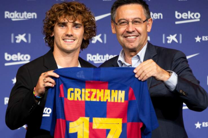 El atacante francés Antoine Griezmann lucirá el dorsal 17 en su nuevo periplo como jugador del Fútbol Club Barcelona. ENRIC FONTCUBERTA