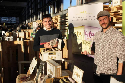 Luis Santos y Ernesto García, posan junto a algunos de los productos que han creado bajo la marca Kitu.