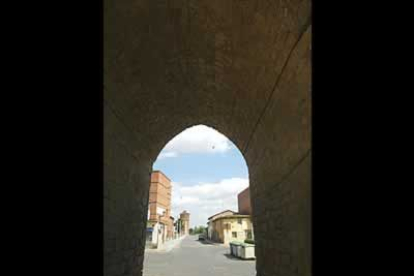 El arco surge de la muralla de piedra que divide a la localidad.