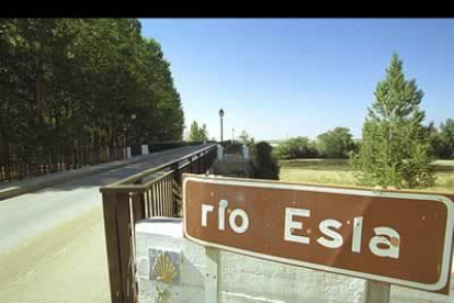 El recien restaurado puente sobre el río Esla que da acceso a Mansilla por la carretera nacional.