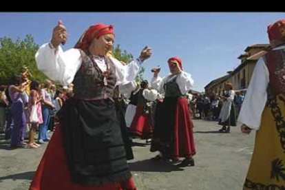 La feria es un auténtico acontecimiento social en Mansilla y toda una fiesta animada con bailes regionales.
