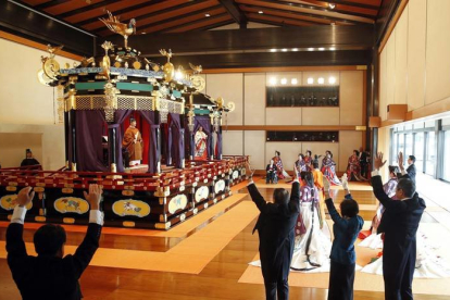 Los asistentes cantan  'Banzai' (que viva mil años), una danza de guerra japonesa que se usa para bendecir a los emperadores