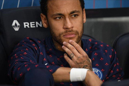 Neymar, en el banquillo del Paris Saint-Germain.