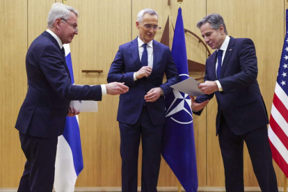 Pekka Haavisto, Antony Blinken y Jens Stoltenberg, ayer. JOHANNA GERON