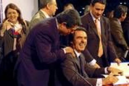 José María Aznar recibe la felicitación de Federico Trillo durante la presentación ayer de su libro