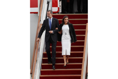 Felipe VI y Letizia bajan el avión que los llevó a Corea del Sur