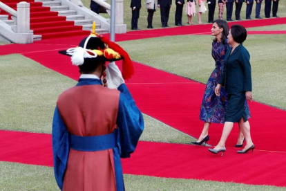 La reina con la primera dama surcoreana Kim Jung-sook