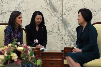 Encuentro entre la reina y la primera dama surcoreana