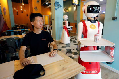 Mulán, la camarera robot que llama "cariño" al cliente del restaurante
