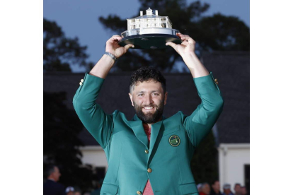 Jon Rahm levanta el trofeo con la chaqueta verde que le acredita campeón de Augusta. JOHN G MABANGLO