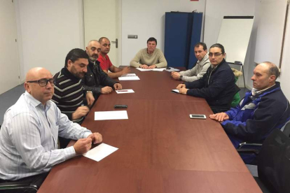 Los miembros del comité de empresa de la Hullera Vasco Leonesa, reunidos ayer con los alcaldes de Matallana de Torío y La Pola de Gordón