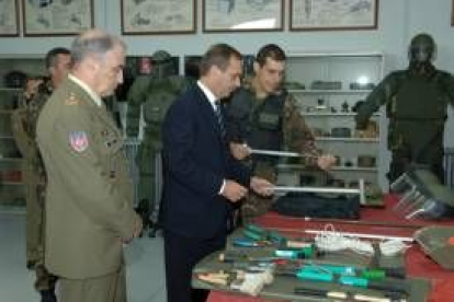 José Antonio Alonso visitó ayer las instalaciones del Centro Internacional de Desminado del Ejército