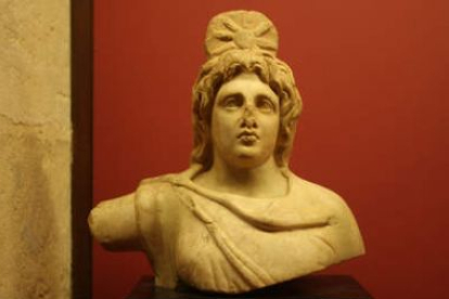 Algunas de las piezas que integran la mejor colección del mundo sobre Alejandro Magno, propiedad del