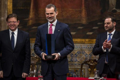 Felipe VI recibe el Premio Convivencia que concede la Fundación Profesor Manuel Broseta.