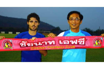 El futbolista leonés José Antonio Pedrosa Galán posa con la bufanda del Chainat FC junto al presidente del club tailandés Anucha Nakasai. La Liga comienza este fin de semana.
