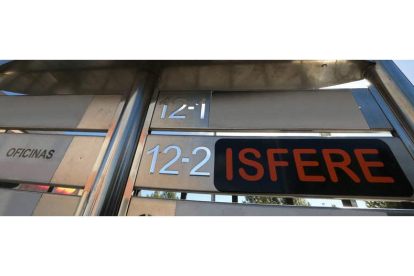 Placa con el nombre de Isfere que figura en el directorio de empresas instaladas en un polígono industrial cercano a la capital