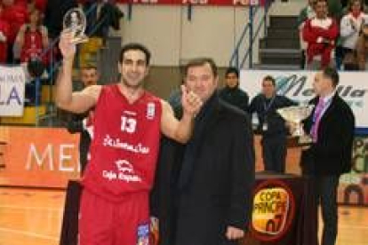 Paolo Quinteros recogió el trofeo al mejor jugador de esta edición de la Copa del Príncipe