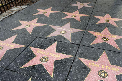 Pegatinas de la estrella de Donald Trump que han aparecido en el Paseo de la Fama de Hollywood.