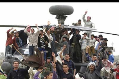 Los iraquíes celebran con alborozo el derribo del helicóptero Apache.