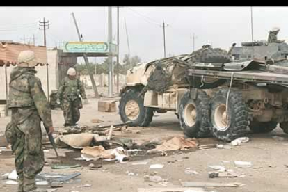 El ejército iraquí está utilizando la táctica de guerrillas con emboscadas a las tropas anglo-americanas. En la imagen, estado en que quedó un tanque atacado.