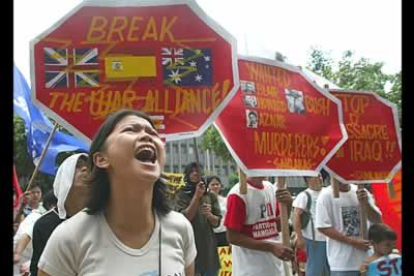 Protestas contra la guerra ante la embajada española en Manila.