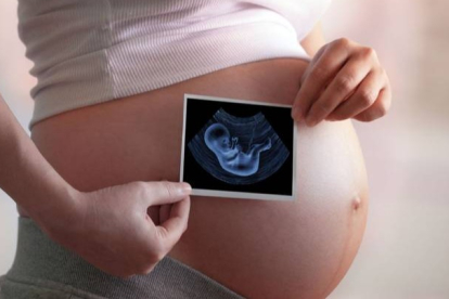 Imagen de archivo de una mujer embarazada. EFE